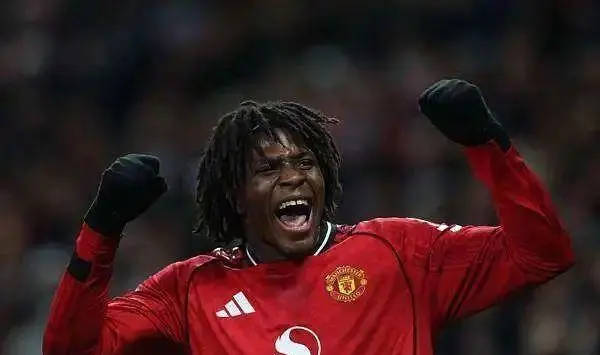 合适的才是最重要！曼联险胜纽卡斯尔跃居死敌之上，4后卫阵型发挥出色